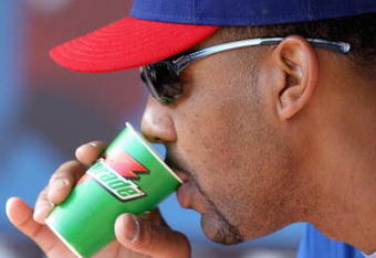 CINCINNATI, OH - SEPTEMBER 29: Derrek Lee #25 of the Chicago Cubs drinks water during the MLB game against the Cincinnati Reds on September 29, 2007 at Great American Ballpark in Cincinnati, Ohio.  The Cubs defeadted the Reds 4-0.  (Photo by: Mark Lyons/Getty Images)