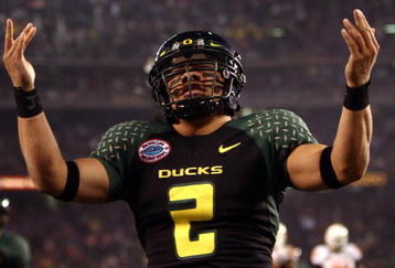 SAN DIEGO, CA - DECEMBER 30:   Quarterback Jeremiah Masoli #2 of the University of Oregon Ducks runs into the endzone for a touchdown against the Oklahoma State University Cowboys during the Pacific Life Holiday Bowl at Qualcomm Stadium on December 30, 2008 in San Diego, California. The Ducks won 42-31. (Photo by Donald Miralle/Getty Images)