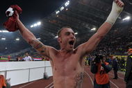 ROME, ITALY - NOVEMBER 16:  Daniele De Rossi of Roma celebrates victory after the Serie A match between Roma and Lazio at the Stadio Olimpico on November 16, 2008 in Rome, Italy. (Photo by New Press/Getty Images)