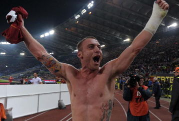 ROME, ITALY - NOVEMBER 16:  Daniele De Rossi of Roma celebrates victory after the Serie A match between Roma and Lazio at the Stadio Olimpico on November 16, 2008 in Rome, Italy. (Photo by New Press/Getty Images)