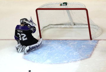 GLENDALE, AZ - APRIL 02:  Goaltender Jonathan Quick #32 of the Los Angeles Kings reacts after allowing a second period goal to the Phoenix Coyotes during the NHL game at Jobing.com Arena on April 2, 2009 in Glendale, Arizona. The Coyotes defeated the Kings 2-1. (Photo by Christian Petersen/Getty Images)