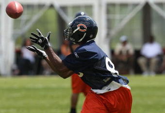 LAKE FOREST, IL - MAY 31: Earl Bennett #85 of the Chicago Bears catches a pass during a mini-camp practice on May 31, 2008 at Halas Hall in Lake Forest, Illinois. (Photo by Jonathan Daniel/Getty Images)