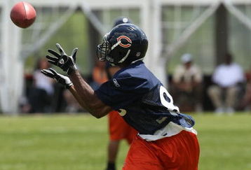 LAKE FOREST, IL - MAY 31: Earl Bennett #85 of the Chicago Bears catches a pass during a mini-camp practice on May 31, 2008 at Halas Hall in Lake Forest, Illinois. (Photo by Jonathan Daniel/Getty Images)