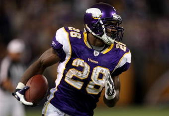 MINNEAPOLIS - NOVEMBER 09:  Adrian Peterson #29 of the Minnesota Vikings carries the ball on a 29 yard game winning touchdown run with 2:21 to play in the game against the Green Bay Packers on November 9, 2008 at the Metrodome in Mineapolis, Minnesota.  (Photo by Stephen Dunn/Getty Images)