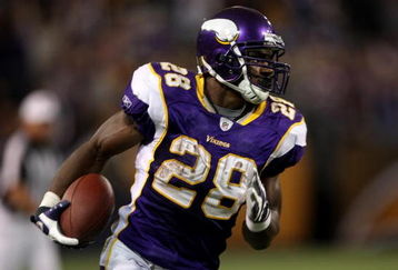MINNEAPOLIS - NOVEMBER 09:  Adrian Peterson #29 of the Minnesota Vikings carries the ball on a 29 yard game winning touchdown run with 2:21 to play in the game against the Green Bay Packers on November 9, 2008 at the Metrodome in Mineapolis, Minnesota.  (Photo by Stephen Dunn/Getty Images)