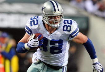 PHILADELPHIA - DECEMBER 28:  Jason Witten #82 of the Dallas Cowboys runs the ball against the Philadelphia Eagles on December 28, 2008 at Lincoln Financial Field in Philadelphia, Pennsylvania.  (Photo by Jim McIsaac/Getty Images)