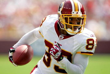 LANDOVER, MD - SEPTEMBER 14:  Santana Moss #89 of the Washington Redskins carries the ball after making a catch against the New Orleans Saints at FedEx Field September 14, 2008 in Landover, Maryland.  (Photo by Matthew Stockman/Getty Images)