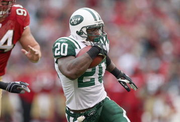 SAN FRANCISCO - DECEMBER 07:  Thomas Jones #20 of the New York Jets carries the ball against the San Francisco 49ers during an NFL game on December 7, 2008 at Candlestick Park in San Francisco, California. (Photo by Jed Jacobsohn/Getty Images)