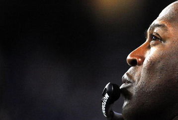 DETROIT - OCTOBER 05:  Head Coach Lovie Smith of the Chicago Bears looks up at the clock during a 34-7 win over the Detroit Lions at Ford Field on October 5, 2008 in Detroit, Michigan.  (Photo by Harry How/Getty Images)