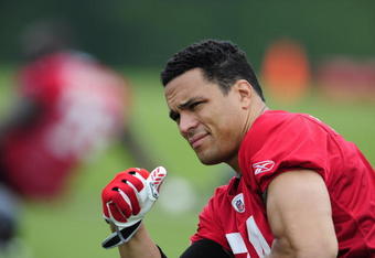 FLOWERY BRANCH, GA - MAY 9: Tight end Tony Gonzalez #88 of the Atlanta Falcons stretches during minicamp at the Falcons Complex on May 9, 2009 in Flowery Branch, Georgia.  (Photo by Paul Abell/Getty Images)