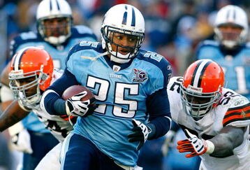 NASHVILLE, TN - DECEMBER 07:  Running back LenDale White #25 of the Tennessee Titans rushes past D'Qwell Jackson #52 of the Cleveland Browns during the game on December 7, 2008 at LP Field in Nashville, Tennessee.  (Photo by Kevin C. Cox/Getty Images)