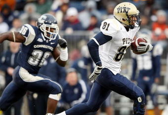 EAST HARTFORD, CT - DECEMBER 06:  Derek Kinder #81 of the Pittsburgh Panthers runs past Dahna Deleston #36 of the Connecticut Huskies and scores a touchdown on December 6, 2008 at Rentschler Field in East Hartford, Connecticut. The Panthers defeated the Huskies 34-10.  (Photo by Elsa/Getty Images)