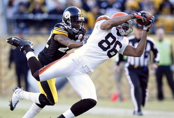 PITTSBURGH - DECEMBER 28:  Martin Rucker #86 of the Cleveland Browns makes a third quarter catch in front of William Gay #22 of the Pittsburgh Steelers at Heinz Field December 28, 2008 in Pittsburgh, Pennsylvania. Pittsburgh won the game 31-0.  (Photo by Gregory Shamus/Getty Images)