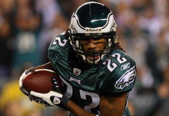 PHILADELPHIA - DECEMBER 15: Asante Samuel #22 of the Philadelphia Eagles runs with the ball after an interception against the Cleveland Browns on December 15, 2008 at Lincoln Financial Field in Philadelphia, Pennsylvania.  (Photo by Jim McIsaac/Getty Images)