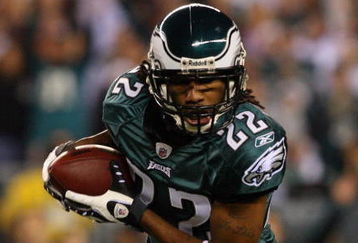 PHILADELPHIA - DECEMBER 15: Asante Samuel #22 of the Philadelphia Eagles runs with the ball after an interception against the Cleveland Browns on December 15, 2008 at Lincoln Financial Field in Philadelphia, Pennsylvania.  (Photo by Jim McIsaac/Getty Images)