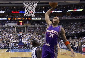 DALLAS - JUNE 01:  Shawn Marion #31 of the Phoenix Suns goes in for a slam dunk over DeSagana Diop #7 of the Dallas Mavericks in game five of the Western Conference Finals during the 2006 NBA Playoffs on June 1, 2006 at American Airlines Center in Dallas, Texas.  NOTE TO USER: User expressly acknowledges and agrees that, by downloading and or using this photograph, User is consenting to the terms and conditions of the Getty Images License Agreement.  (Photo by Ronald Martinez/Getty Images)