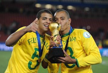 JOHANNESBURG, SOUTH AFRICA - JUNE 28:  Felipe Melo and Gilberto Silva of Brazil celebrate during the 2009 Confederations Cup final match between Brazil and USA from Ellis Park on June 28, 2009 in Johannesburg, South Africa. (Photo by Lefty Shivambu/Gallo Images/Getty Images)