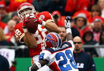 KANSAS CITY, MO - NOVEMBER 23:  Tony Gonzalez #88 of the Kansas City Chiefs catches a pass as Leodis McKelvin #28 of the Buffalo Bills defends during the game on November 23, 2008 at Arrowhead Stadium in Kansas City, Missouri.  (Photo by Jamie Squire/Getty Images)