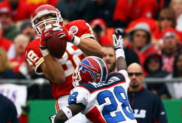 KANSAS CITY, MO - NOVEMBER 23:  Tony Gonzalez #88 of the Kansas City Chiefs catches a pass as Leodis McKelvin #28 of the Buffalo Bills defends during the game on November 23, 2008 at Arrowhead Stadium in Kansas City, Missouri.  (Photo by Jamie Squire/Getty Images)
