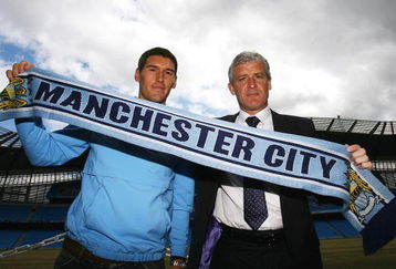 MANCHESTER, ENGLAND - JUNE 11:  Mark Hughes (R), manager of Manchester City unveils new signing Gareth Barry at a Press conference at the City of Manchester Stadium on June 11, 2009 in Manchester, England.  (Photo by Matthew Lewis/Getty Images)