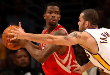 LOS ANGELES, CA - MAY 17:  Aaron Brooks #0 of the Houston Rockets looks to pass as he is covered by Jordan Farmar #5 of the Los Angeles Lakers in Game Seven of the Western Conference Semifinals during the 2009 NBA Playoffs at Staples Center on May 17, 2009 in Los Angeles, California. NOTE TO USER: User expressly acknowledges and agrees that, by downloading and or using this photograph, User is consenting to the terms and conditions of the Getty Images License Agreement.  (Photo by Stephen Dunn/Getty Images)