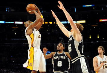 LOS ANGELES, CA - JANUARY 25:  Kobe Bryant #24 of the Los Angeles Lakers shoots the ball over Matt Bonner #15 of the San Antonio Spurs during the game at the Staples Center on January 25, 2009 in Los Angeles, California.  The Lakers defeated the Spurs 99-85.  NOTE TO USER:  User expressly acknowledges and agrees that, by downloading and/or using this photograph, User is consenting to the terms and conditions of the Getty Images License Agreement.  (Photo by Harry How/Getty Images)