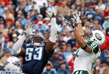 NASHVILLE, TN - NOVEMBER 23:  Keith Bulluck #53 of the Tennessee Titans leaps for the ball against Dustin Keller #81 of the New York Jets at LP Field on November 23, 2008 in Nashville, Tennessee. (Photo by Kevin C. Cox/Getty Images)