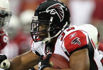 GLENDALE, AZ - JANUARY 03:  Runningback Michael Turner #33 of the Atlanta Falcons carries the ball during the NFC Wild Card Game against the Arizona Cardinals on January 3, 2009 at University of Phoenix Stadium in Glendale, Arizona. The Cardinals defeated the Falcons 30-24.  (Photo by Jed Jacobsohn/Getty Images)
