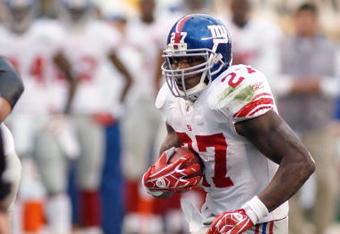 PITTSBURGH - OCTOBER 26:  Brandon Jacobs #27 of the New York Giants carries the ball during the game against the Pittsburgh Steelers at Heinz Field on October 26, 2008 in Pittsburgh, Pennsylvania. (Photo by: Rick Stewart/Getty Images)