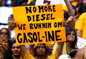 LOS ANGELES, CA - JUNE 17:  A fan of the Los Angeles Lakers holds up a sign during the 2009 NBA Championship Victory Parade and Rally at the Los Angeles Memorial Coliseum on June 17, 2009 in Los Angeles, California.  (Photo by Jeff Gross/Getty Images)
