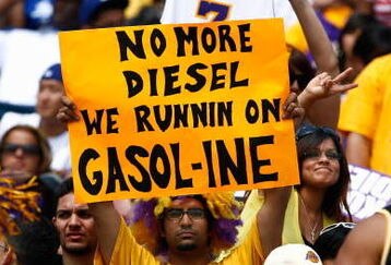 LOS ANGELES, CA - JUNE 17:  A fan of the Los Angeles Lakers holds up a sign during the 2009 NBA Championship Victory Parade and Rally at the Los Angeles Memorial Coliseum on June 17, 2009 in Los Angeles, California.  (Photo by Jeff Gross/Getty Images)