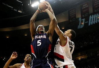 PORTLAND, OR - JANUARY 27:  Brandon Roy #7 of the Portland Trail Blazers blocks a shot by Josh Smith #5 of the Atlanta Hawks at the Rose Garden January 27, 2008 in Portland, Oregon.  NOTE TO USER: User expressly acknowledges and agrees that, by downloading and or using this Photograph, user is consenting to the terms and conditions of the Getty Images License Agreement.  (Photo by Jonathan Ferrey/Getty Images)