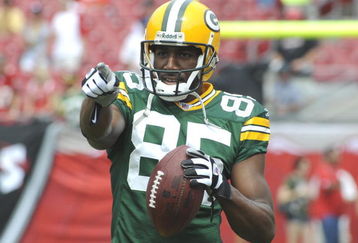 TAMPA, FL - SEPTEMBER 28: Wide receiver Greg Jennings #85 of the Green Bay Packers  warms up before play against the Tampa Bay Buccaneers at Raymond James Stadium on September 28, 2008 in Tampa, Florida.  (Photo by Al Messerschmidt/Getty Images) 
