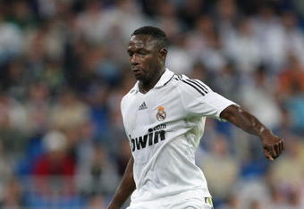 MADRID, SPAIN - SEPTEMBER 24:  Mahamadou Diarra of Real Madrid controls the ball during the La Liga match between Real Madrid and Real Sporting de Gijon at the Santiago Bernabeu Stadium on September 24, 2008 in Madrid, Spain. Real Madrid won the match 7-1.  (Photo by Jasper Juinen/Getty Images)