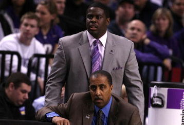 PORTLAND, OR - MARCH 21:  Head coach Lorenzo Romar of the Washington Huskies kneels down as assistant coach Cameron Dollar stands behind him in the second half against the Purdue Boilermakers during the second round of the NCAA Division I Men's Basketball Tournament at the Rose Garden on March 21, 2009 in Portland, Oregon.  (Photo by Jonathan Ferrey/Getty Images)