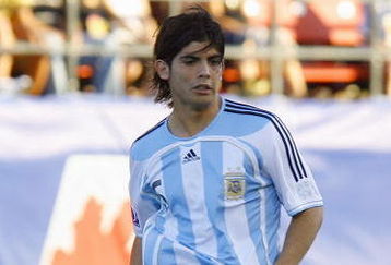 OTTAWA, CANADA - JULY 15:  Ever Banega #5 of Argentina plays the ball in the quarterfinal match of the FIFA U-20 2007 World Cup against Mexico at Frank Clair Stadium on July 15, 2007 in Ottawa, Ontario, Canada. Argentina defeated Mexico 1-0. (Photo by Phillip MacCallum/ Getty Images)