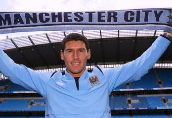 MANCHESTER, ENGLAND - JUNE 11:  New Manchester City signing Gareth Barry holds a scarf as he is unveilled during a Press conference at the City of Manchester Stadium on June 11, 2009 in Manchester, England.  (Photo by Matthew Lewis/Getty Images)