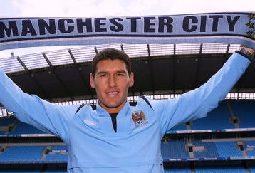 MANCHESTER, ENGLAND - JUNE 11:  New Manchester City signing Gareth Barry holds a scarf as he is unveilled during a Press conference at the City of Manchester Stadium on June 11, 2009 in Manchester, England.  (Photo by Matthew Lewis/Getty Images)