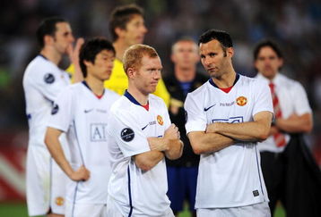 ROME - MAY 27:  Ryan Giggs and Paul Scholes of Manchester United react after they lost the UEFA Champions League Final match between Barcelona and Manchester United at the Stadio Olimpico on May 27, 2009 in Rome, Italy.  (Photo by Shaun Botterill/Getty Images)