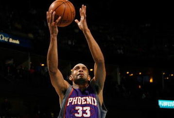 NEW ORLEANS - DECEMBER 03:  Grant Hill #33 of the Phoenix Suns makes a shot over Chris Paul #3 of the New Orleans Hornets at the New Orleans Arena on December 3, 2008 in New Orleans, Louisiana. The Hornets defeated the Suns 104-91.   NOTE TO USER: User expressly acknowledges and agrees that, by downloading and/or using this Photograph, user is consenting to the terms and conditions of the Getty Images License Agreement.  (Photo by Chris Graythen/Getty Images)