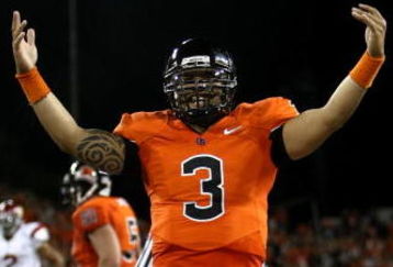 CORVALIS, OR - SEPTEMBER 25:  Quarterback Lyle Moevao #3 of the Oregon State Beavers celebrates a fourth quarter touchdown against the Southern California Trojans at Reser Stadium on September 25, 2008 in Corvalis, Oregon.  (Photo by Jonathan Ferrey/Getty Images)