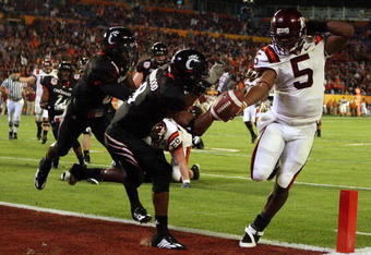 MIAMI - JANUARY 01:  Tyrod Taylor #5 of the Virginia Tech Hokies runs the ball for a toucdown against Brandon Underwood #8 of the Cincinnati Bearcats during the FedEx Orange Bowl against at Dolphin Stadium on January 1, 2009 in Miami, Florida.  (Photo by Doug Benc/Getty Images)