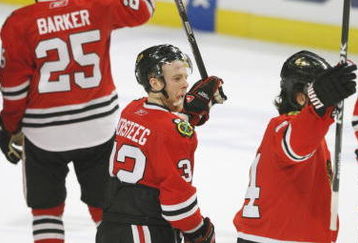 CHICAGO - APRIL 25:  Kris Versteeg #32 of the Chicago Blackhawks acknowledges the crowd against the Calgary Flames during Game Five of the Western Conference Quarterfinals of the 2009 Stanley Cup Playoffs on April 25, 2009 at the United Center in Chicago, Illinois. (Photo by Jonathan Daniel/Getty Images)