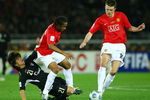 YOKOHAMA, JAPAN - DECEMBER 21:  Anderson and Michael Carrick of Manchester United and Alejandro Manso of Liga de Quito fight for the ball during the FIFA Club World Cup Japan 2008 final match between Manchester United and Liga de Quito at the International Stadium Yokohama on December 21, 2008 in Yokohama, Kanagawa, Japan. Manchester United defeated Liga de Quito by 1-0.  (Photo by Junko Kimura/Getty Images)