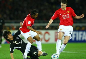 YOKOHAMA, JAPAN - DECEMBER 21:  Anderson and Michael Carrick of Manchester United and Alejandro Manso of Liga de Quito fight for the ball during the FIFA Club World Cup Japan 2008 final match between Manchester United and Liga de Quito at the International Stadium Yokohama on December 21, 2008 in Yokohama, Kanagawa, Japan. Manchester United defeated Liga de Quito by 1-0.  (Photo by Junko Kimura/Getty Images)