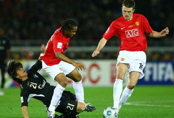 YOKOHAMA, JAPAN - DECEMBER 21:  Anderson and Michael Carrick of Manchester United and Alejandro Manso of Liga de Quito fight for the ball during the FIFA Club World Cup Japan 2008 final match between Manchester United and Liga de Quito at the International Stadium Yokohama on December 21, 2008 in Yokohama, Kanagawa, Japan. Manchester United defeated Liga de Quito by 1-0.  (Photo by Junko Kimura/Getty Images)