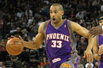 OAKLAND, CA - MARCH 15:  Grant Hill #33 of the Phoenix Suns dribbles the ball against the Golden State Warriors during an NBA game on March 15, 2009 at Oracle Arena in Oakland, California. NOTE TO USER: User expressly acknowledges and agrees that, by downloading and or using this photograph, User is consenting to the terms and conditions of the Getty Images License Agreement.  (Photo by Jed Jacobsohn/Getty Images)