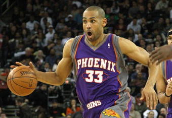 OAKLAND, CA - MARCH 15:  Grant Hill #33 of the Phoenix Suns dribbles the ball against the Golden State Warriors during an NBA game on March 15, 2009 at Oracle Arena in Oakland, California. NOTE TO USER: User expressly acknowledges and agrees that, by downloading and or using this photograph, User is consenting to the terms and conditions of the Getty Images License Agreement.  (Photo by Jed Jacobsohn/Getty Images)