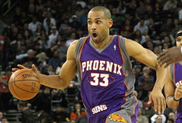 OAKLAND, CA - MARCH 15:  Grant Hill #33 of the Phoenix Suns dribbles the ball against the Golden State Warriors during an NBA game on March 15, 2009 at Oracle Arena in Oakland, California. NOTE TO USER: User expressly acknowledges and agrees that, by downloading and or using this photograph, User is consenting to the terms and conditions of the Getty Images License Agreement.  (Photo by Jed Jacobsohn/Getty Images)