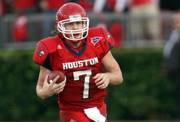 HOUSTON - NOVEMBER 17: Case Keenum #7 of the Houston Cougars runs the ball against the Marshall Thundering Herd at Robertson Stadium November 17, 2007 in Houston, Texas. Houston won 35-28. (Photo by Stephen Dunn/Getty Images) 